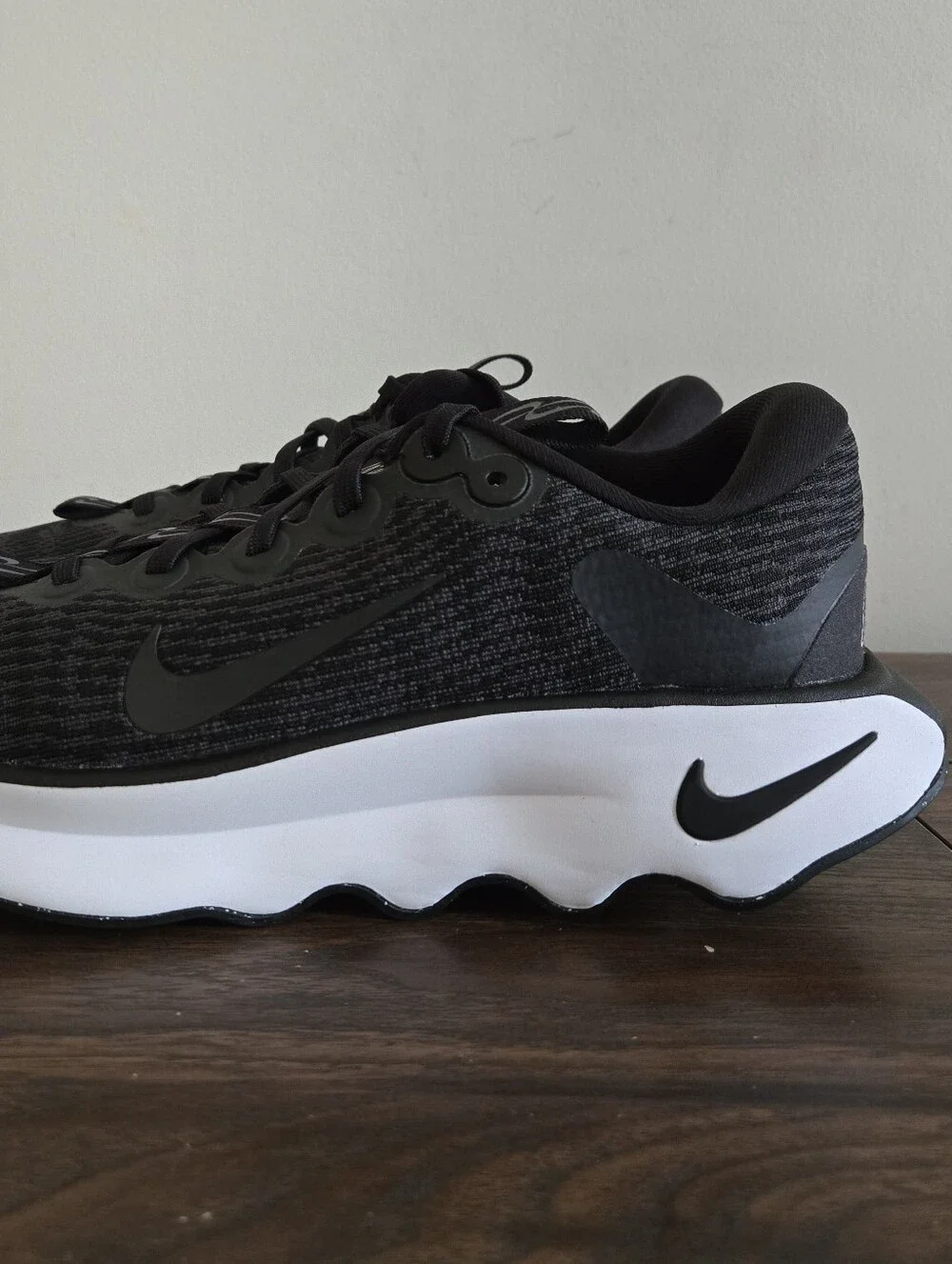 NEW Nike Motiva Walking Shoes Womens 9 / Mens 7.5 Black White DV1238 001